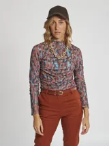 Polera de cuello alto y manga larga, con diseño fruncido central y estampado abstracto en tonos azul y marrón.