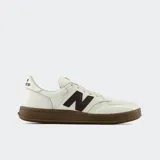 Championes urbanos New Balance, color blanco con la característica "N" y suela en tono marrón oscuro.