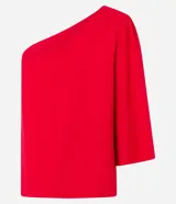 Blusa roja de crepé con un solo hombro descubierto y manga 3/4 abullonada.