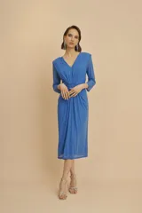 Vestido midi de fiesta color azul, confeccionado en microtul, con escote en V, mangas 3/4 y detalle de perlas a tono en el centro de la cintura fruncida.