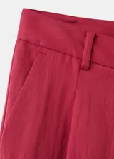 Pantalón de corte recto y tiro medio color bordó, confeccionado en lyocell, con trabillas en la cintura y bolsillos laterales.