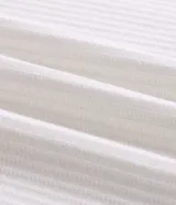 Remera polo de hombre en color marrón, confeccionada en tejido texturizado con mezcla de algodón y poliéster, de manga corta y cuello abierto sin botones.