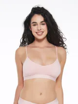 Top deportivo tipo nadador color negro, con escote en V y elástico ancho en el contorno inferior con la marca repetida.