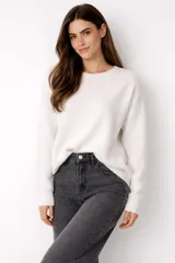 Sweater de tejido de punto liso, color blanco, con cuello redondo a la base, mangas largas y diseño holgado.
