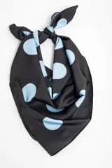 Bandana de poliéster negra con estampado de lunares celestes.