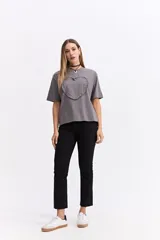 Remera de corte oversize color bordó, con cuello redondo y manga corta. Presenta un aplique frontal en forma de corazón con detalle de volados en el contorno.