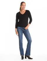 Buzo de tejido fino con escote en V y mangas tres cuartos. Presenta un diseño liso y entallado, ideal para un look casual y versátil.