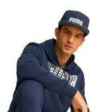 Gorra Puma Flatbrim azul marino con visera gris y logo Puma bordado en blanco en el frente.