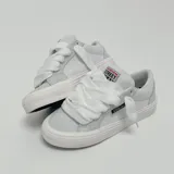 Zapatillas bajas de lona color gris claro con detalles en blanco. Cierre con cordones anchos blancos.