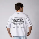 Remera gris oscuro de corte boxy, manga corta amplia, con cuello redondo y diseño gráfico frontal con la palabra "CONCEPTO" delineada en blanco dentro de un panel horizontal.