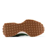 Championes New Balance modelo 327, con empeine de gamuza y nylon en tonos verde y azul marino. Presentan la marca "N" grande en azul marino en el lateral, entresuela blanca y suela de goma con relieve de tacos color caramelo.