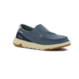 Zapato casual de hombre tipo slip-on, color azul marino, confeccionado en denim con detalles elásticos en los laterales para mayor comodidad, suela beige moteada y refuerzo trasero con la inscripción "Country".