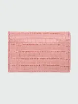 Billetera compacta de cuero con textura de cocodrilo en color rosado, con cierre de botón a presión dorado y múltiples ranuras para tarjetas.