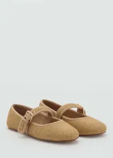 Zapato tipo bailarina de tejido de algodón con textura trenzada, punta redonda y tira ajustable con hebilla metálica en el empeine.