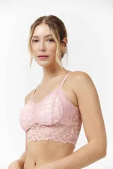 Bralette azul de encaje con breteles finos regulables.