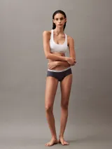 Bombacha hipster Calvin Klein color gris con cintura elástica blanca con logo de la marca.