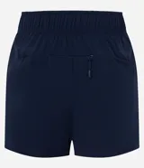 Bermuda deportiva Get Over modelo runner color beige, con cintura elástica, bajo redondeado y aberturas laterales. Cuenta con un pequeño bolsillo funcional trasero.