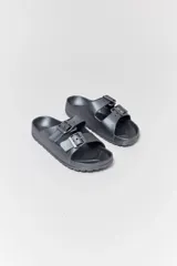 Sandalias tipo Birkenstock de goma color plateado, con dos correas ajustables con hebillas metálicas.