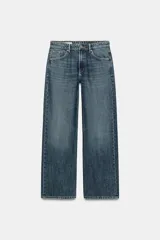 Jeans de tiro medio con corte relajado, diseño de cinco bolsillos, trabillas en la cintura y cierre frontal con cremallera y botón metálico.