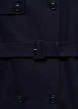 Trench coat de corte recto y diseño cruzado en color azul oscuro. Presenta cuello de solapa, cierre frontal de botones efecto carey, cinturón ajustable en la cintura, trabillas en los puños y dos bolsillos laterales. Cuenta con abertura posterior en el bajo y acabado repelente al agua.