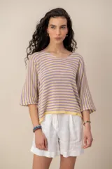 Sweater de tejido de punto a rayas horizontales en tonos beige y blanco, con escote en V y mangas cortas holgadas.