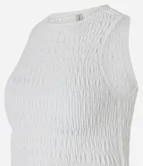 Musculosa blanca con cuello redondo, diseño con lastex y volado en el bajo.