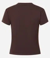 Blusa básica de manga corta y cuello redondo, confeccionada en malla rib de algodón con ajuste ceñido al cuerpo.