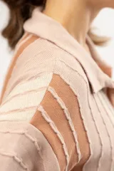 Camisola tipo vestido tejido en algodón con lurex a rayas verticales en tonos marrones, con cuello camisero, mangas cortas y cierre frontal con botones.