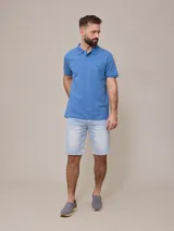 Remera polo negra de piqué de algodón con cuello clásico y tapeta de dos botones. Presenta un pequeño logo bordado en el pecho.
