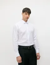 Camisa de vestir Harrington de manga larga y diseño liso, confeccionada en suave algodón peruano con cuello camisero y cierre frontal de botones.
