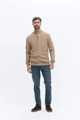 Buzo de tejido acanalado con cuello alto y apertura frontal con cierre, de calce cómodo y estructura limpia.