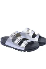 Sandalias plateadas con tres tiras horizontales ajustables con hebillas metálicas y suela de goma negra.