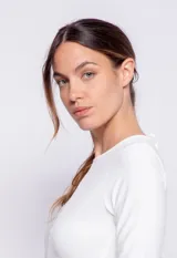 Top negro de manga larga con cuello redondo y espalda descubierta.