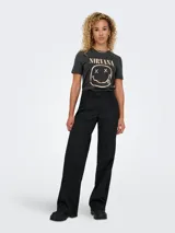 Remera de algodón con cuello redondo y mangas cortas. Presenta un estampado frontal con el logo y el icónico diseño de la banda Nirvana en tonos desgastados.