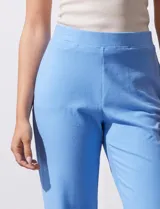Pantalón blanco de tejido suave, corte ancho y pretina elastizada.