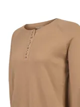 Sweater de punto color tostado, con cuello redondo y cierre frontal parcial de botones, manga larga raglán y terminaciones en rib.