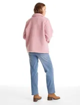 Sobrecamisa de tejido sherpa color blanco, con cuello solapa, cierre frontal con botones y bolsillos delanteros.