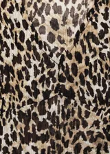 Vestido largo de diseño evasé con estampado animal print de leopardo. Presenta cuello en pico, mangas largas acampanadas y tejido plisado con cierre de cremallera lateral.