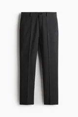 Pantalón sastrero gris oscuro con corte slim fit, pliegues frontales y raya marcada en las piernas. Cuenta con cierre de botón y bolsillos laterales.