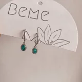 Aros colgantes de plata con piedra turquesa ovalada.