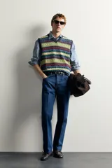 Chaleco regular fit de punto tejido en hilatura de lino, con diseño de patrones geométricos multicolor en tonos azul, verde, amarillo y rojo. Presenta cuello en V, manga sisa y acabados en rib. Colección especial Aaron Levine x Zara.