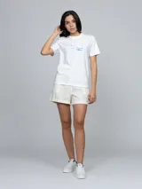 Remera de manga corta Calvin Klein Jeans, confeccionada en algodón regenerativo. Presenta cuello redondo y un estampado frontal con el logotipo de la marca.