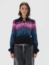 Cardigan de punto con diseño en degradé de colores, desde el negro en el cuello hasta tonos fucsia, violeta y azul. Presenta cierre frontal con botones, cuello redondo y mangas largas con volumen.