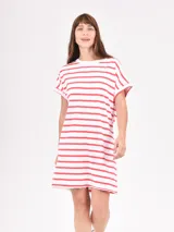 Vestido corto de manga corta, color blanco con rayas horizontales negras, cuello redondo y corte holgado.