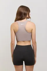 Minishort deportivo de calce ajustado con cintura alta y bolsillos laterales. Confeccionado en tejido elastizado de compresión media.