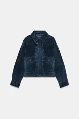 Cazadora estilo bomber confeccionada en piel, con cuello solapa, manga larga y cierre frontal con cremallera oculta y botones a presión. Presenta bolsillos delanteros de plastrón con solapa y botón a presión.