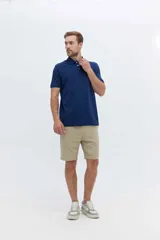 Chomba de algodón pima, color azul, de manga corta, con cuello polo y cierre frontal con tres botones.