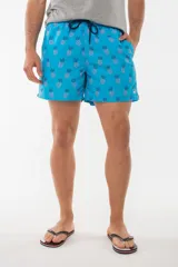 Short de baño azul con estampado de flamencos.