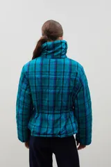 Campera puffer blanca con cuello de piel sintética, cierre frontal con botones a presión y cintura ajustable mediante cordón con tancas.