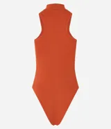 Body color ladrillo, de rib con textura acanalada, cuello alto, sin mangas y corte cavado.